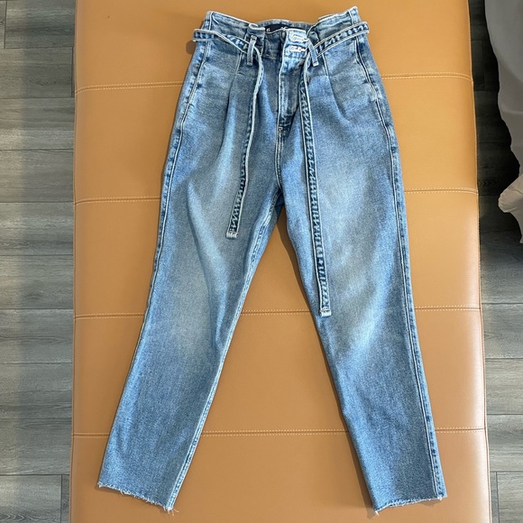 Hollister Curvy Ultra High Rise Mom Jeans. - Picture 7 of 10